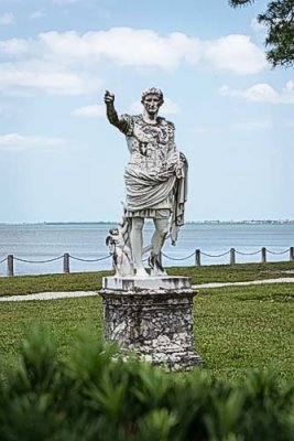 Statue (Caesar?)