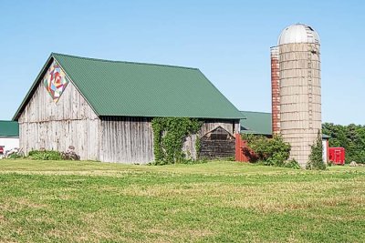 Barn w Quilt Design