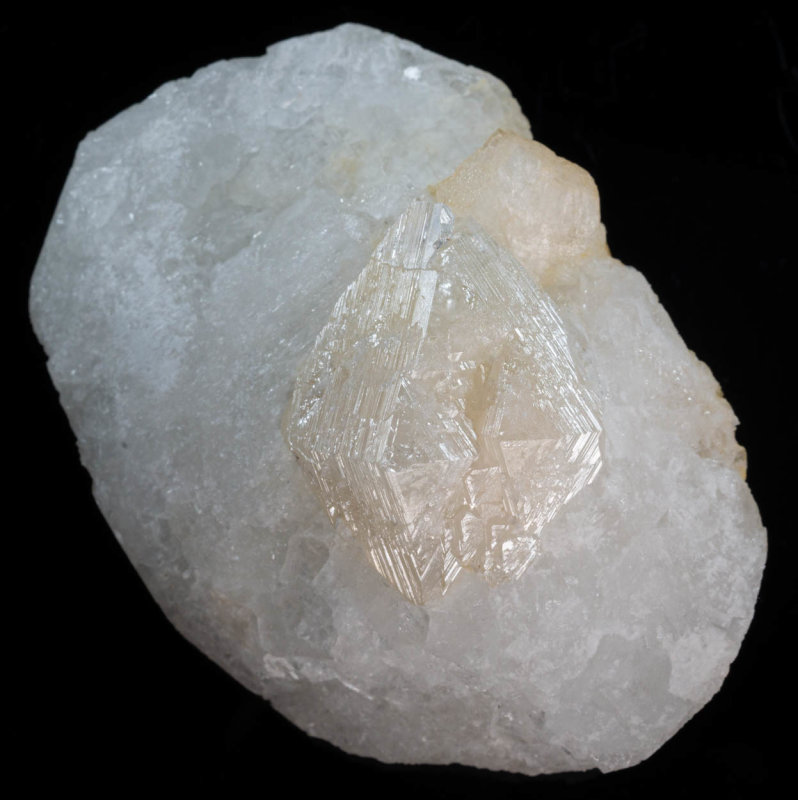 Doubly terminated sharp powellite crystal (36 mm) with stilbite on chalcedony, Jalgaon, Maharashtra, India