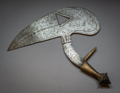 Onzil, bird-headed knife, Westerdijk (1988) type XIV, 10A. Bennett (1899) shows a photograph of this type in situ.