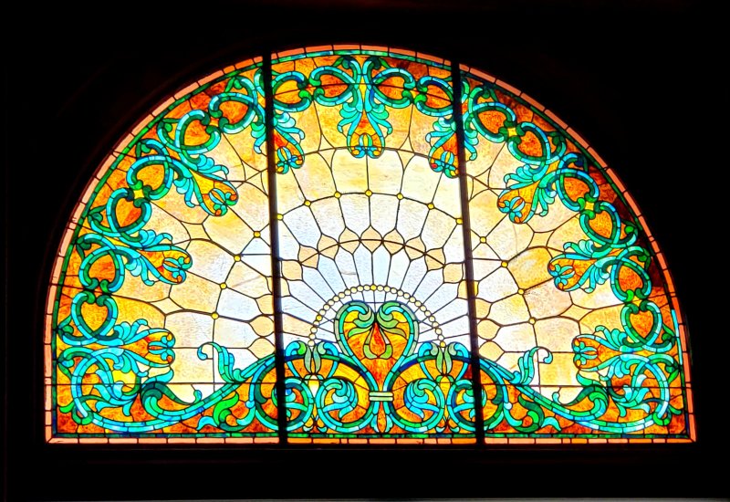 Stained glass window in Gentlemen's waiting lounge