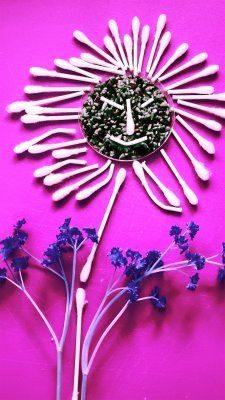 Daisy made out of cotton swabs - bird seeds - parsley.