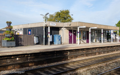 Alfreton station building-20221003.jpg