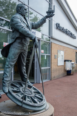 George Stephenson statue, Chesterfield.jpg