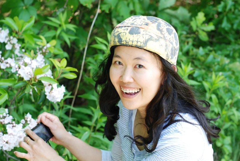 Take my picture with the flowers.