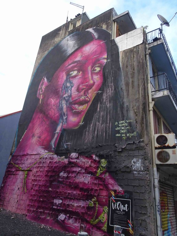 les murs de Pointe  Pitre