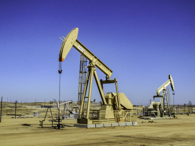 Oil wells near Bakersfield, CA.jpg