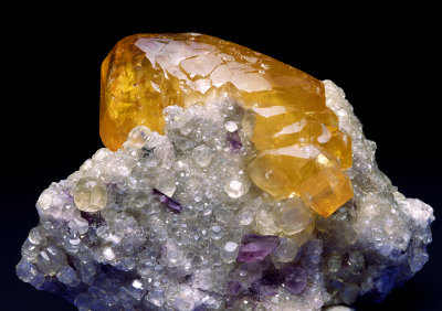 Large yellow calcite crystal on matrix of smaller clear calcite crystals, Denton Mine, Cave-In-Rock, IL