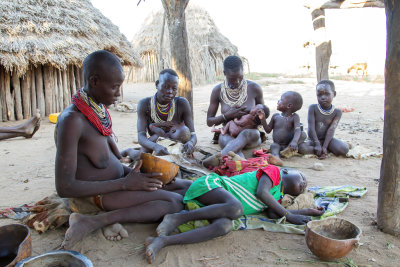Nursing Karo women