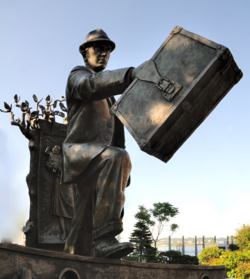 'Emigrant' sculpture