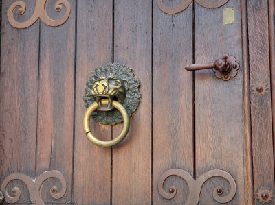 Door knockers, Schottenportal, Scottish doorway
