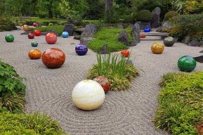 Chihuly - glass sculptures, Japanese garden