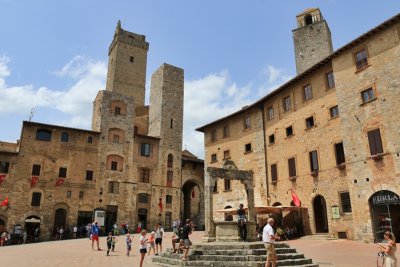 San Gimignano. Piazza della Cisterna