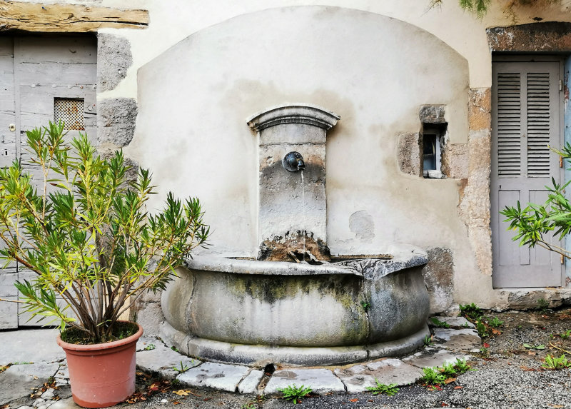 une fontaine  Serres