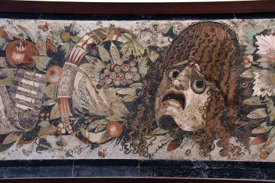 Festone con maschera, foglie e frutta - Casa del Fauno - Pompeii - 4323