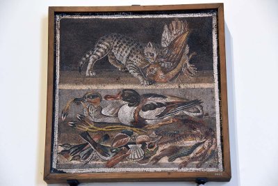 Gatto che azzanna un gallinaceo, aantre, uccelli, pesci e conchiglie - Casa del Fauno - Pompeii - 4330