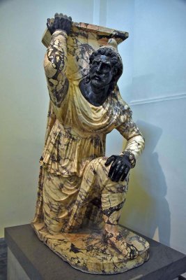 Kneeling Barbarian - Pavonazzetto marble, with head in nero antico - Early 1st c. AD - 4473