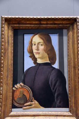 Portrait of a Young Man holding a Medallion (1480-84) - Botticelli - 1015