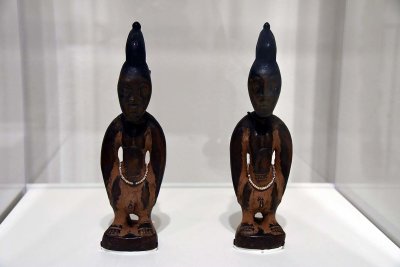 Memorial Twin Figures. Ere Ibeji (19th-20th c.) -  Nigeria, Yoruba people, Oyo Group -  MET Museum of Art, New York - 2912