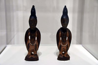Memorial Twin Figures. Ere Ibeji (19th-20th c.) - Nigeria, Yoruba people, Oyo Group - MET Museum of Art, New York - 2912