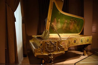 America Receiving the Nine Muses (1903), oil and lacquer on Steinway piano lid - Thomas Wilmer Dewing - 5481