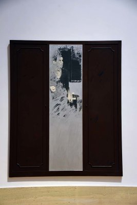 Armadio con elementi e figura riflessi nello specchio (1963) - Tano Festa - 2018