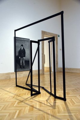 Porta aperta con ombra (1968) - Giuseppe Uncini; Young man wet with rain (2013) - Jeff Wall - 2186