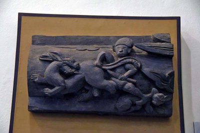 Man holding a lion's tail with a knife in his hand (17th c.) - King Dinh Tiên Hoàng Temple, Ninh Binh Province - 2502