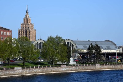 Latvian Academy of Sciences and Central Market seen from the Daugava - 5792
