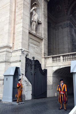 Swiss guards, Piazza San Pietro - 0649