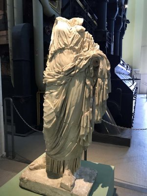 Statua femminile pannegiata acefala - 3220