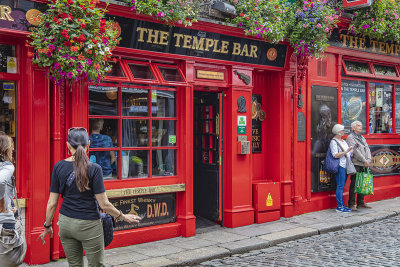 The world famous Temple Bar! And 2 Brits!