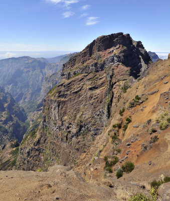 Central_mountain_massif_in_late_summer.jpg