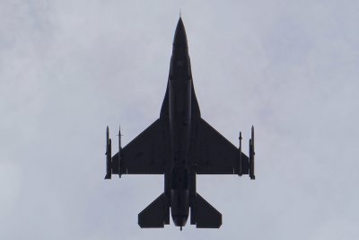 Air Force F-16 Fighting Falcon flying tribute