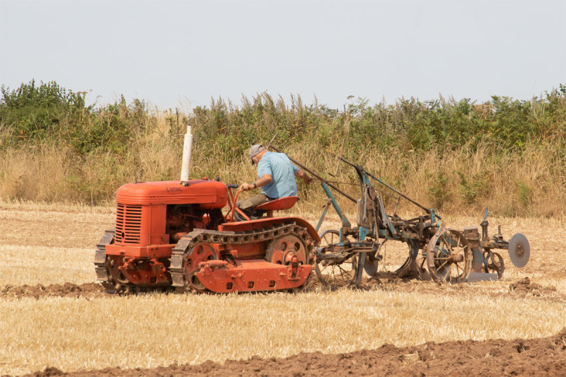 Cletrac Crawler Ploughing 13-08-22 #2.jpg