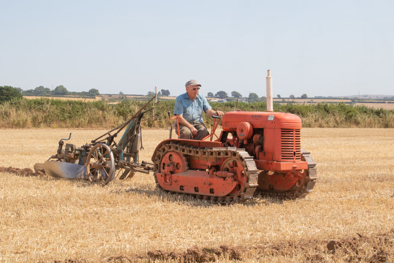 Cletrac Crawler Ploughing 13-08-22.jpg