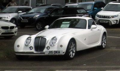I dont recognise this car, could be a kit car.