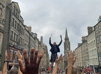 Knife busker