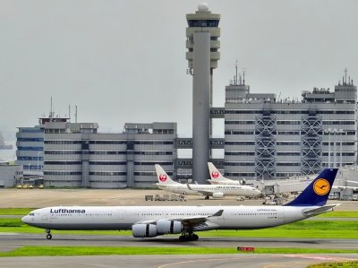 Loong! Lufthansa A340-600, D-AIHT, Reversing