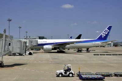 ANA, B-777/300, JA755A, at Gate
