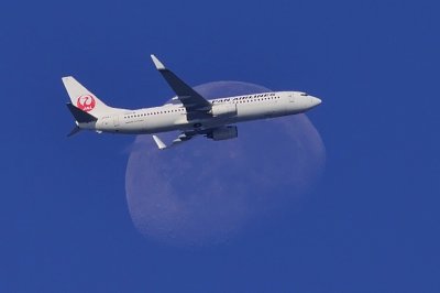 Moon, Japan Airlines, JAL, Boeing, B-737/800, JA314J, 
