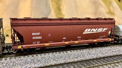 BNSF 403682 - Atlas 4650 Cu. Ft. 3-Bay Hopper