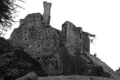 Okehampton Castle Keep Mono.jpg