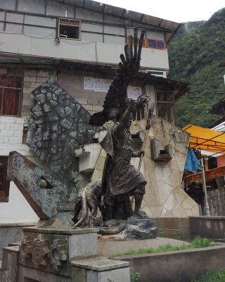 Statue in Aguas Calientes