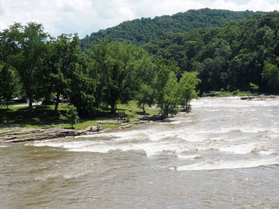 People on the shore of the Youghiogheny river in Ohiopyle