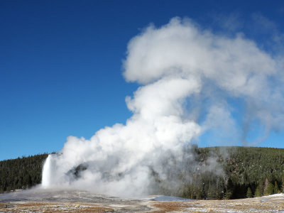 Old Faithful geyser towards end of eruption