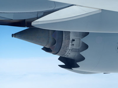 Chevrons on the GEnx-2B67 engine nacelle and engine exhaust nozzle for noise reduction