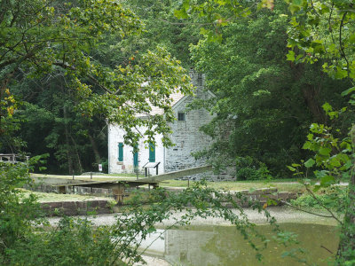 Pennyfield Lock and lockhouse