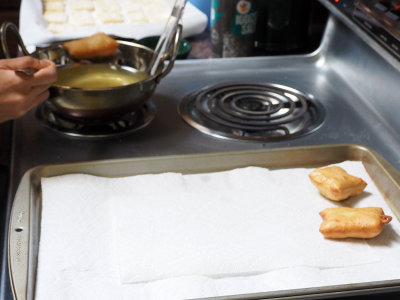 Frying small donuts