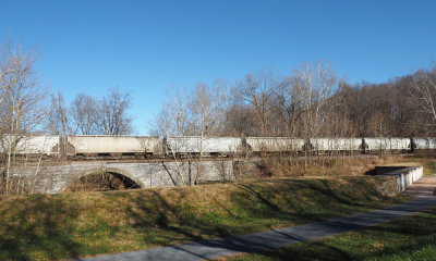 Freight cars at Catoctin Aqueduct